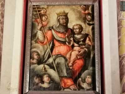 La protagonista del quadro ha la pelle scura ed � vestita con abiti di foggia greca, altro elemento che ha contribuito al suo appellativo. Con la mano destra regge Ges� Bambino, con la sinistra impugna un pastorale bizantino